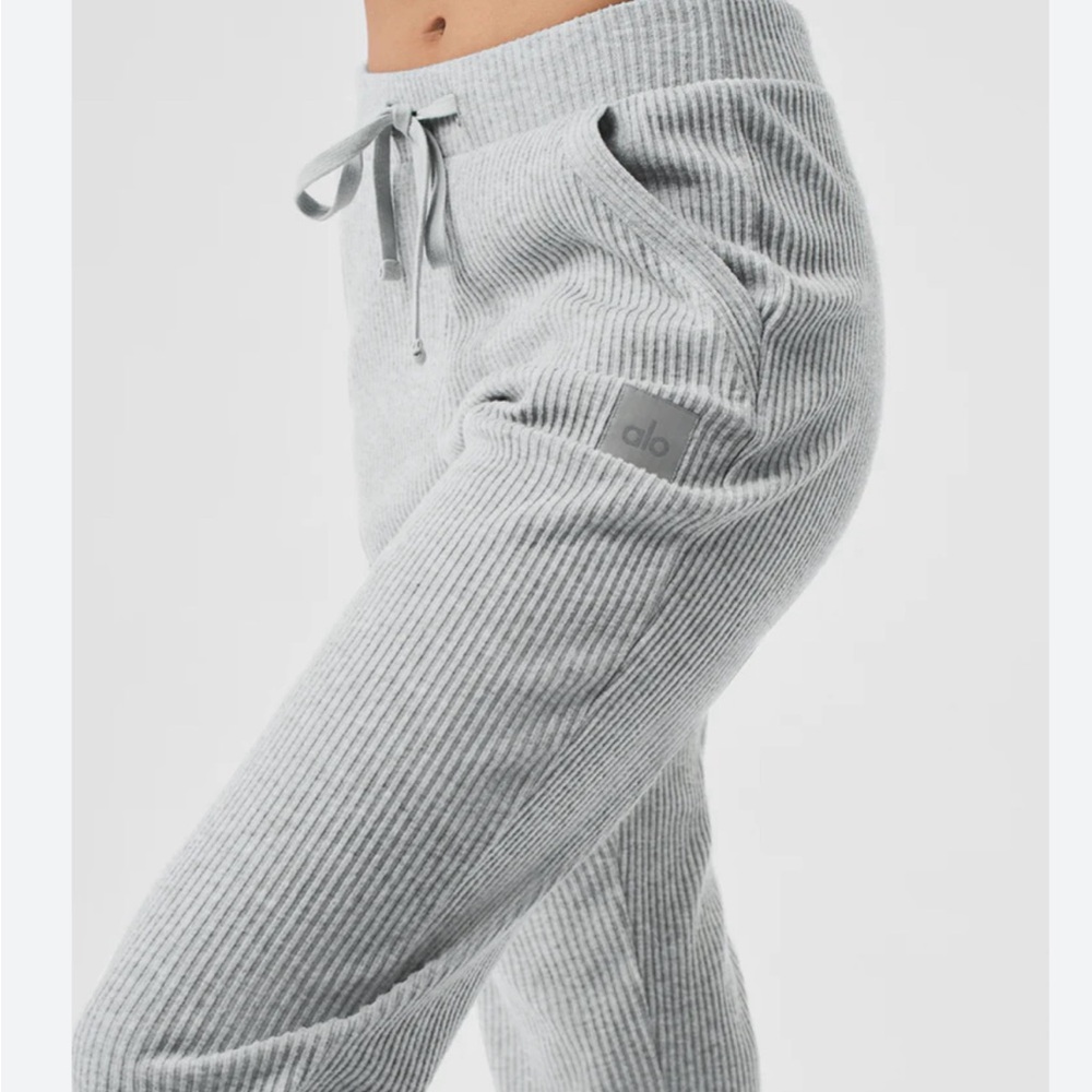 ALO Yoga women’s ribbed pants- size small- perfect condition- three pockets